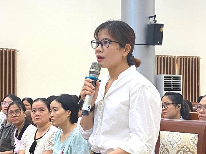  Giáo viên phát biểu ý kiến tại hội nghị