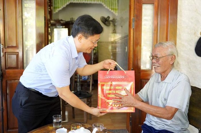 UVTV Thành ủy, Bí thư Đảng ủy phường Thuận Hóa Nguyễn Thanh Bình tặng quà động viên ông Cao Huy Trọng là thương, bệnh binh ở phường Phong Quảng. Ảnh: Anh Phong 