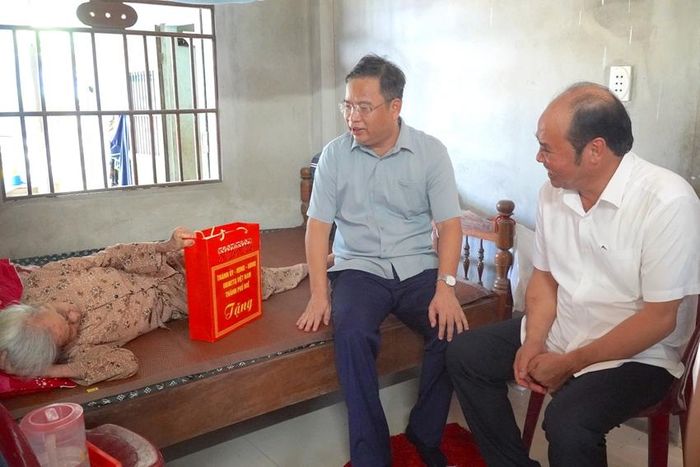 Phó Bí thư Thường trực Thành ủy, Chủ tịch HĐND thành phố Phạm Đức Tiến thăm hỏi, tặng quà Mẹ Việt Nam Anh hùng Tống Thị Nhơn. Ảnh: Lê Thọ
