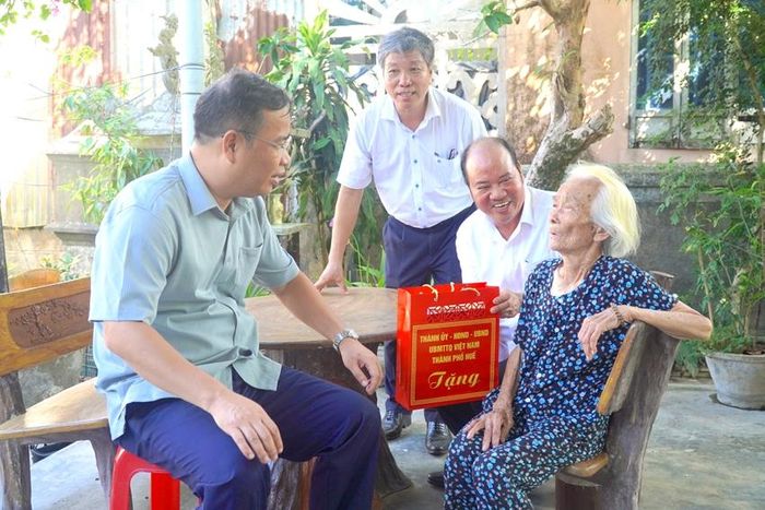  Đồng chí Phạm Đức Tiến, Phó Bí thư Thường trực Thành ủy, Chủ tịch HĐND thăm hỏi, động viên Mẹ liệt sĩ Lại Thị Đoan. Ảnh: Lê Thọ