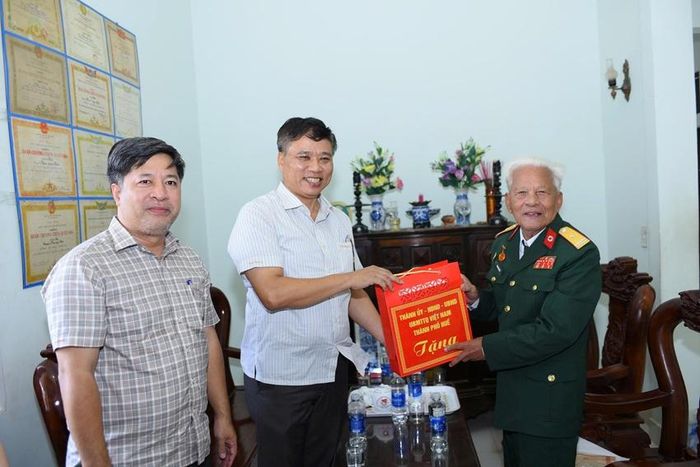 UVTV Thành ủy, Trưởng ban Tổ chức Thành ủy Phan Xuân Toàn thăm và tặng quà ông Phan Ngọc Điển. Ảnh: Đức Quang
