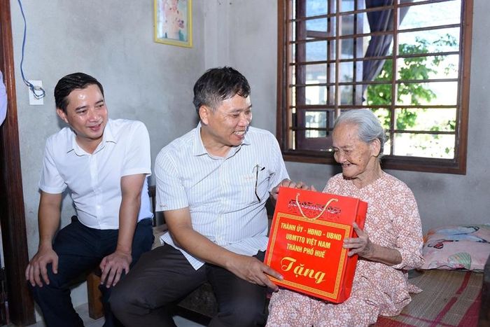 UVTV Thành ủy, Trưởng ban Tổ chức Thành ủy Phan Xuân Toàn thăm và tặng quà Mẹ Việt Nam Anh hùng Trần Thị Sương. Ảnh: Đức Quang