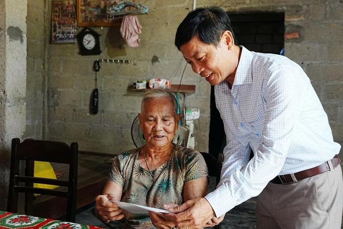  Bí thư Đảng ủy phường Phong Thái Nguyễn Ngọc Phương đến thăm chúc sức khỏe thân nhân các gia đình liệt sĩ. Ảnh: Minh Văn