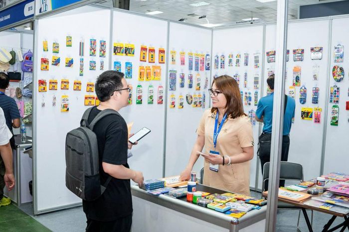Thông qua các hoạt động trưng bày, kết nối giao thương và hội thảo chuyên ngành, VietOffice 2026 kỳ vọng sẽ góp phần nâng cao năng lực cạnh tranh của doanh nghiệp, thúc đẩy đổi mới sáng tạo và phát triển bền vững ngành văn phòng phẩm, thiết bị văn phòng tại Việt Nam (Ảnh: VINEXAD)