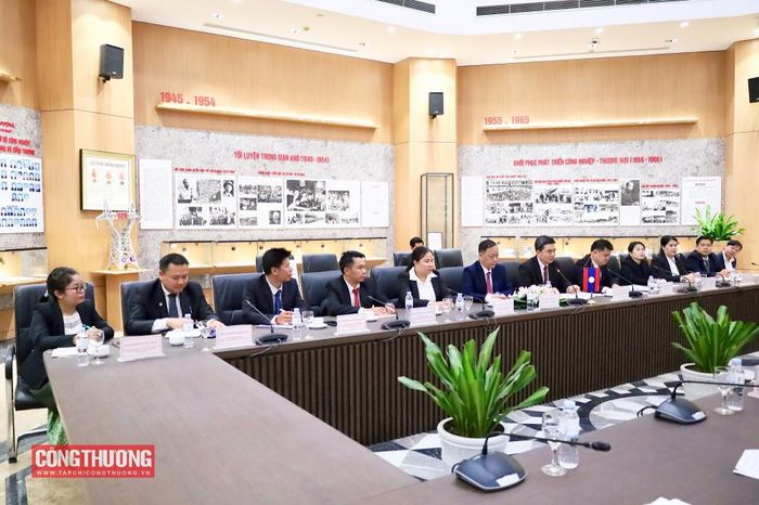 Thứ trưởng Bộ Công Thương Lào tin tưởng kết quả chuyến công tác sẽ góp phần tăng cường hợp tác giữa hai Bộ, đồng thời mong muốn hai bên tiếp tục duy trì trao đổi, chia sẻ kinh nghiệm trong thời gian tới.