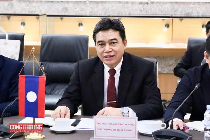 Thứ trưởng Phouthavanh Nanthavong khẳng định quan hệ hợp tác giữa Bộ Công Thương hai nước ngày càng được củng cố; đồng thời đánh giá các hoạt động trao đổi nghiệp vụ thời gian qua đã tạo nền tảng để hai bên tiếp tục mở rộng hợp tác.