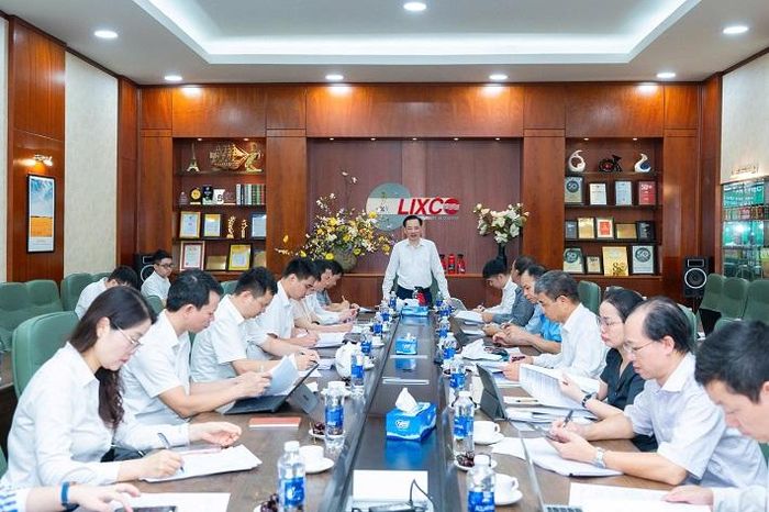 Buổi làm việc tập trung trao đổi về kết quả sản xuất kinh doanh 6 tháng đầu năm, định hướng đa dạng hóa sản phẩm, mở rộng thị trường và nâng cao hiệu quả hoạt động của Vinachemmart