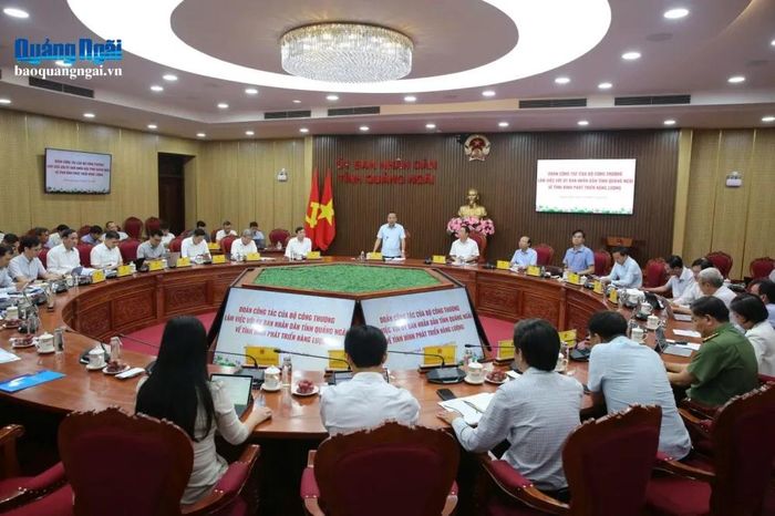 Đoàn công tác của Bộ Công thương do Thứ trưởng Nguyễn Hoàng Long làm Trưởng đoàn làm việc với UBND tỉnh Quảng Ngãi về các dự án năng lượng trên địa bàn