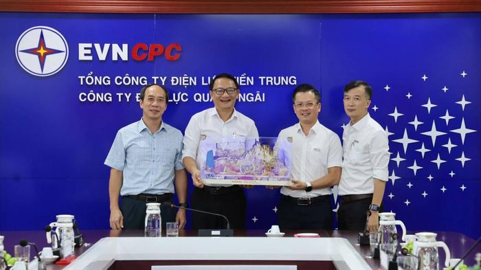 Nhân dịp này, lãnh đạo hai đơn vị đã trao tặng quà lưu niệm, thể hiện tinh thần đoàn kết, gắn bó và quyết tâm tiếp tục đồng hành trong quá trình thực hiện nhiệm vụ