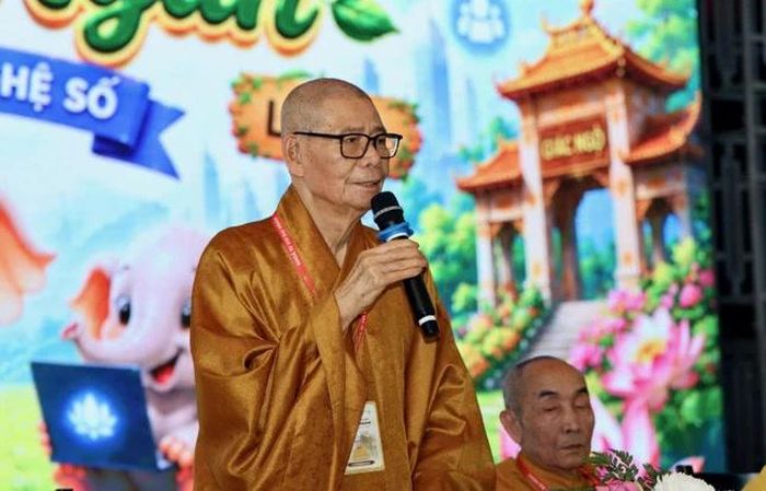 Hòa thượng Thích Châu Quang ban đạo từ chứng minh 