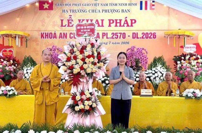 Lãnh đạo chính quyền xã Yên Mô tặng hoa chúc mừng