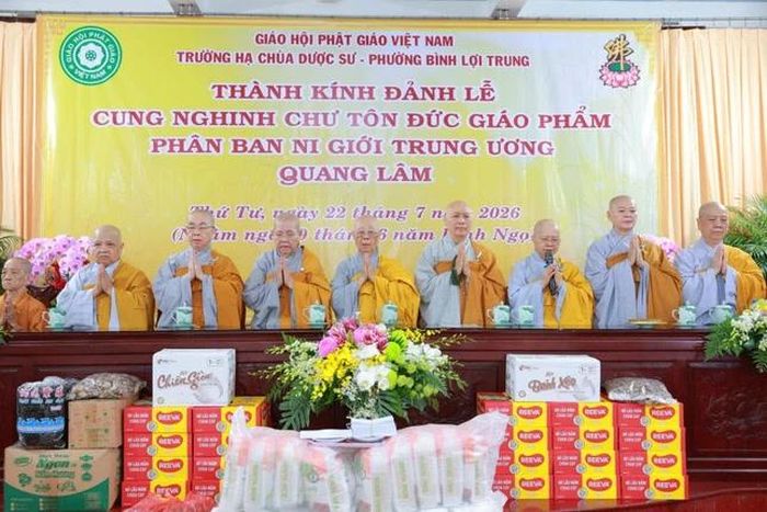 Tại chùa Dược Sư
