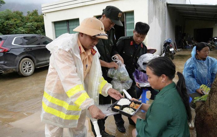Trong suốt gần hai ngày đêm, 35 cán bộ, chiến sĩ của Phòng CSGT, Công an Lai Châu gần như không có khái niệm nghỉ ngơi.