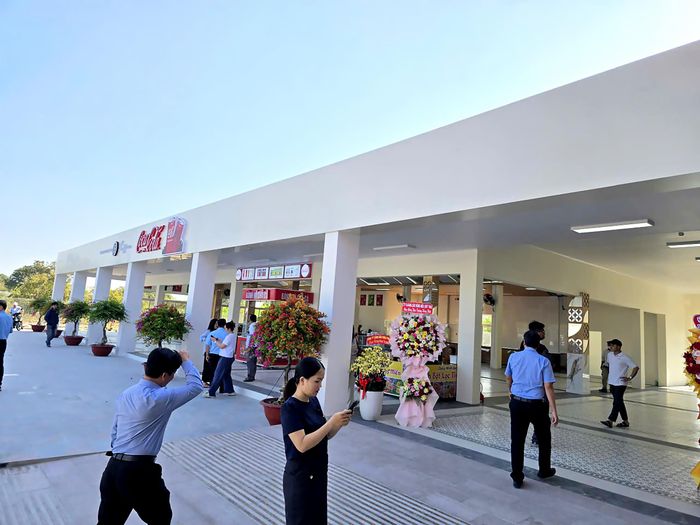 Hiện 16/21 trạm dừng nghỉ cao tốc đã khai thác hoặc khai thác tạm, cơ bản đáp ứng nhu cầu lưu thông trên tuyến. Trong ảnh: Trạm dừng nghỉ trên cao tốc Vĩnh Hảo - Phan Thiết Km 205+092 (Ảnh lớn: Phía bên ngoài trạm, Ảnh nhỏ: Phía bên trong trạm).