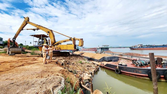 Đội cảnh sát đường thủy số 2 tuyên truyền, hướng dẫn các bến bãi, bốc xếp hàng hóa và neo đậu phương tiện an toàn mùa mưa bão.