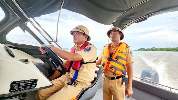 Công tác tuần tra kiểm soát và hướng dẫn các tàu, phương tiện được Đội cảnh sát đường thủy chú trọng thực hiện.