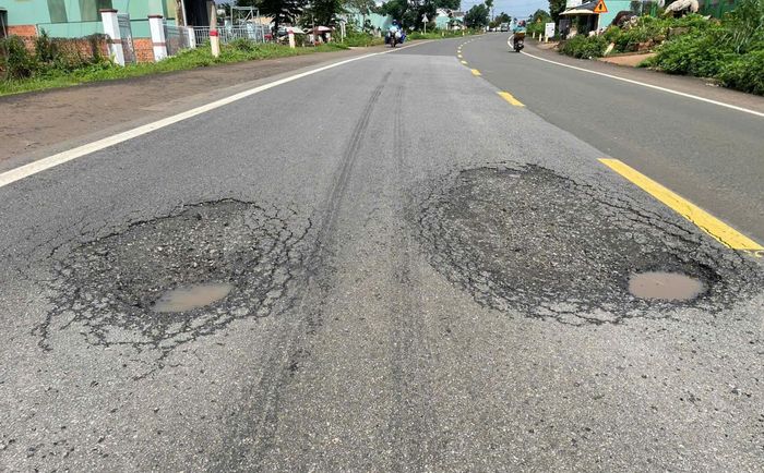 Nhiều vị trí mặt đường quốc lộ 19 bị bong tróc, xuất hiện ổ gà, gây mất êm thuận và ảnh hưởng đến việc lưu thông của các phương tiện.