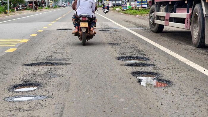 Chưa đầy 20m, đã có hơn chục ổ gà lớn, nhỏ nằm chi chít trên đường.