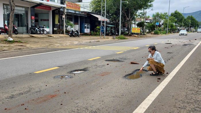 Tuyến đường nham nhở bởi những ổ voi, ổ gà.