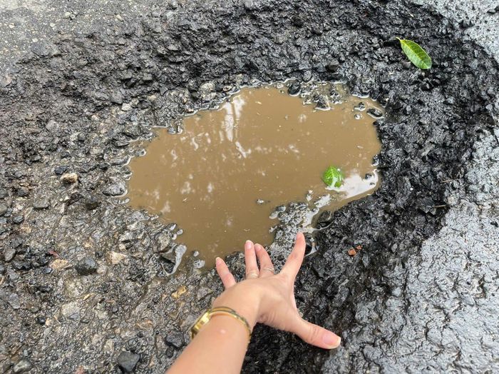 Những ổ gà có đường kính lớn và sâu "không hiếm" trên tuyến quốc lộ đoạn qua xã Mang Yang.