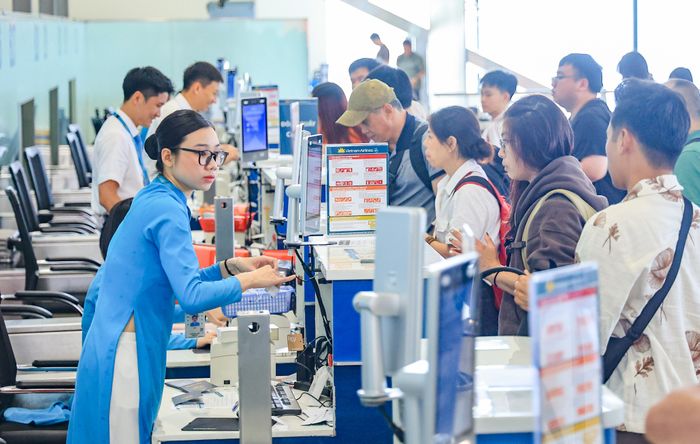 Hành khách làm thủ tục tại Cảng hàng không quốc tế Nội Bài.