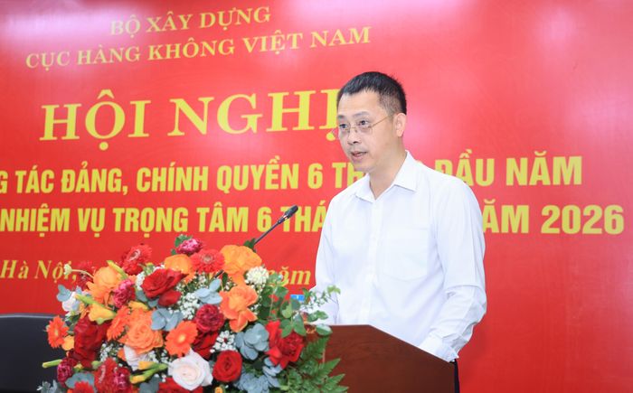 Ông Đỗ Hồng Cẩm, Phó cục trưởng Cục Hàng không Việt Nam báo cáo tại hội nghị.