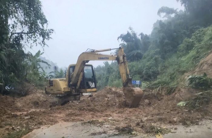 Mưa bão từng gây sạt lở, khiến giao thông nhiều vị trí trên tuyến đường Trường Sơn Đông bị gián đoạn vào năm 2025.