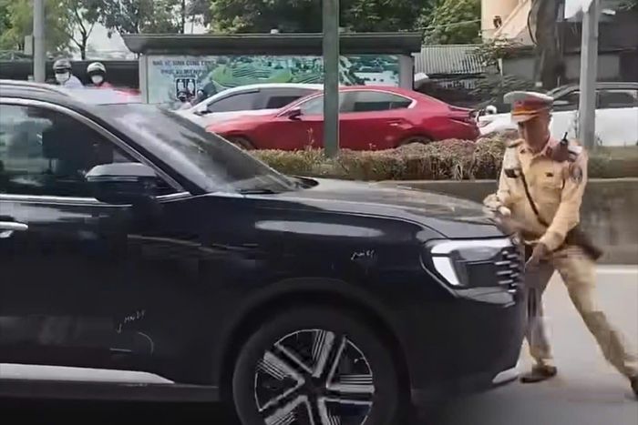 Hành vi của Nam bị người dân ghi hình rồi đăng lên mạng xã hội.