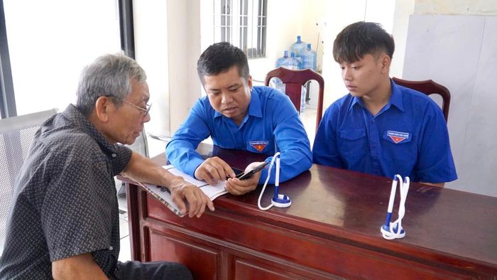 Anh Trần Lâm Sơn, Bí thư đoàn xã Tây Sơn hướng dẫn người dân cài đặt VNeID, iGiaLai, sử dụng dịch vụ công trực tuyến.