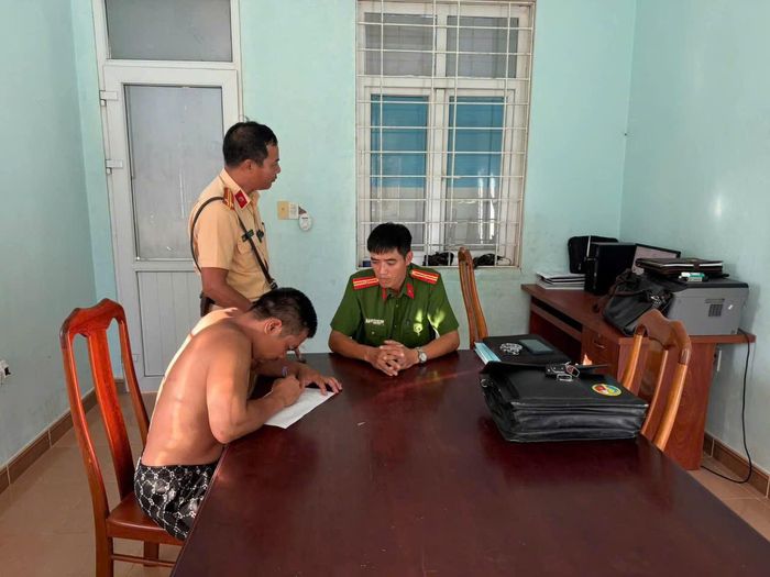 Phòng CSGT Công an tỉnh Quảng Ngãi lập biên bản xử phạt tài xế A.T số tiền hàng chục triệu đồng và tước quyền sử dụng GPLX 23 tháng.