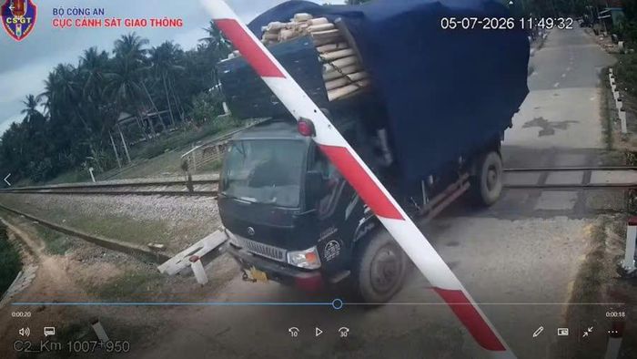 Nhiều trường hợp phương tiện vượt đường ngang khi cần chắn đã hạ bị xử phạt.