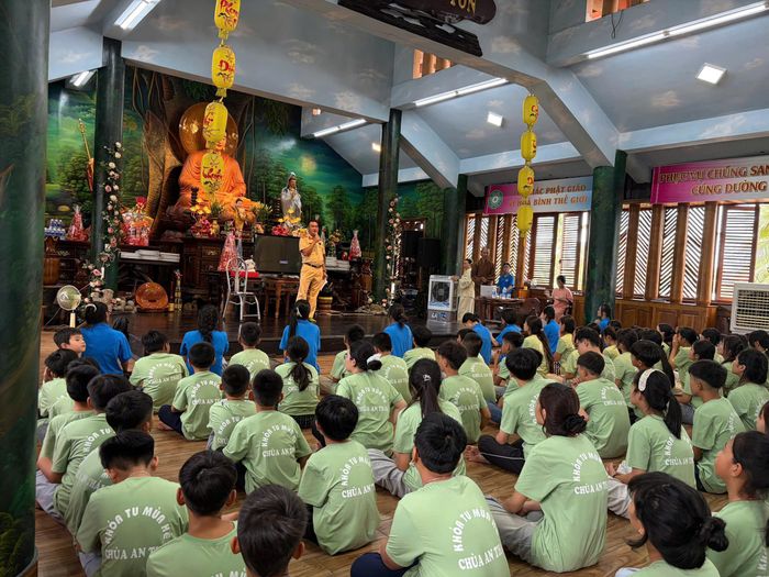 Trạm CSGT Tuy Phước phối hợp tuyên truyền về trật tự ATGT đường bộ, đường sắt cho 160 phật tử đang học khóa tu tại chùa An Thái (phường Tam Quan) vào ngày 10/7.