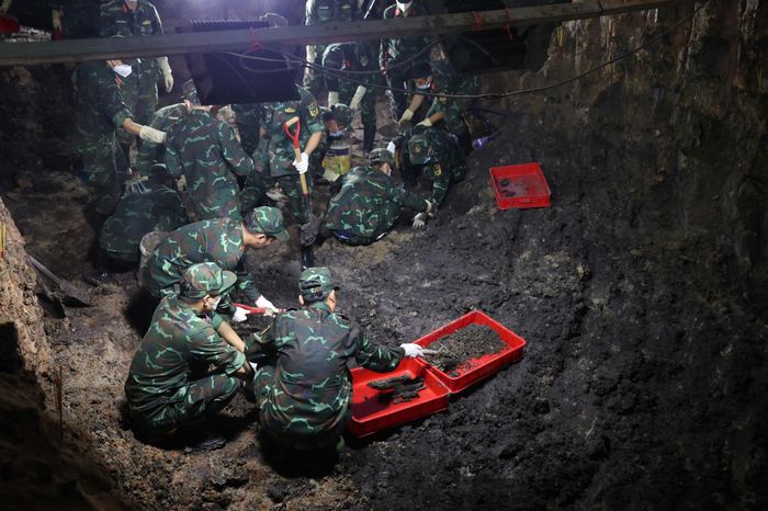 Hoạt động tìm kiếm hài cốt liệt sĩ tại công viên Lê Thị Riêng.