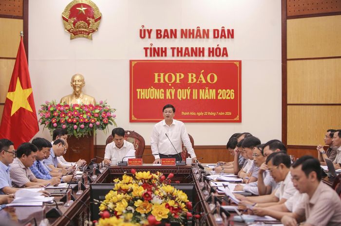 Ông Mai Xuân Liêm, Phó chủ tịch UBND tỉnh Thanh Hóa chủ trì buổi họp báo thường kỳ quý II năm 2026.