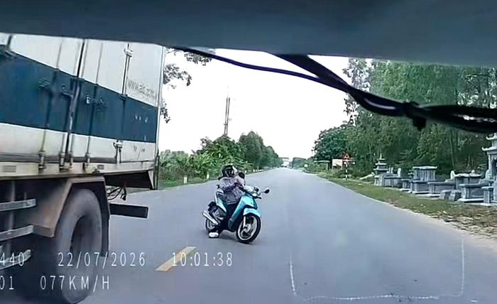 Khoảnh khắc xe máy mất lái khiến người phụ nữ tông trực diện ô tô trên đường tỉnh 286 (Bắc Ninh).