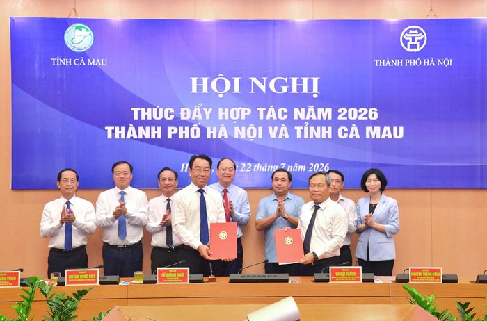 Đại diện UBND TP Hà Nội và UBND tỉnh Cà Mau thực hiện ký kết Biên bản ghi nhớ về hợp tác toàn diện giữa hai địa phương.