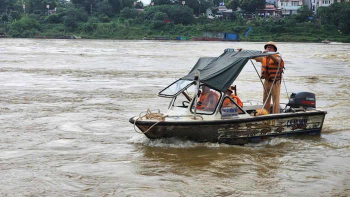 Trung tá Đỗ Anh Tuyến, cán bộ Đội Cảnh sát đường thủy số 1, chỉ đạo lực lượng tăng cường tuần tra, xử lý nghiêm các phương tiện, chủ tàu vi phạm pháp luật về giao thông đường thủy.