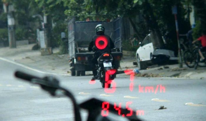 Hình ảnh lái xe C.A.S (SN 2002, trú xã Trạm Tấu, tỉnh Lào Cai) điều khiển xe mô tô BKS 21KA-223.xx chạy với tốc độ 67 km/h, trong khi đoạn đường này quy định tốc độ tối đa 50 km/h.
