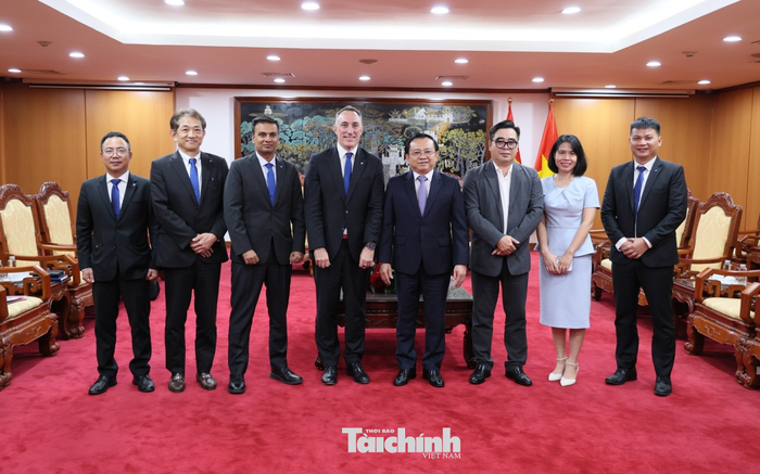 Đại diện Bộ Tài chính và Tập đoàn Dai-ichi Life chụp ảnh lưu niệm sau buổi làm việc. Ảnh: Mạnh Tuấn.