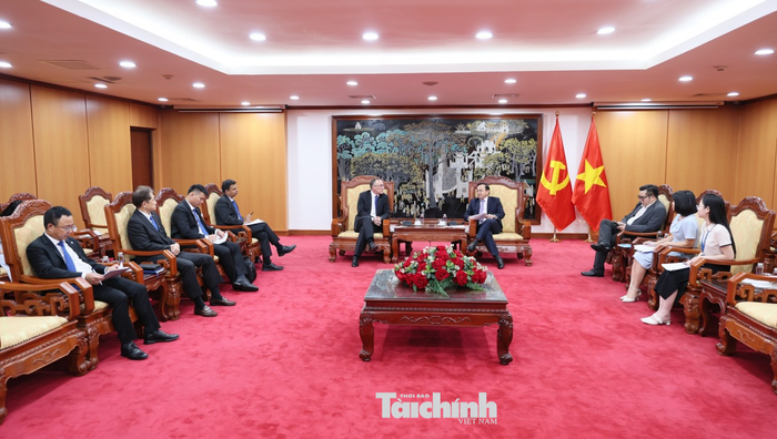 Thứ trưởng Bộ Tài chính Lê Tấn Cận tiếp ông Brett Clark - Giám đốc điều hành cấp cao Tập đoàn Dai-ichi Life. Ảnh: Mạnh Tuấn.