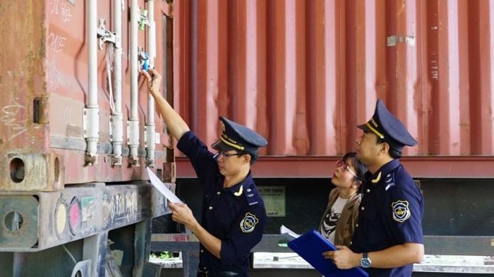 Hải quan tăng cường kiểm tra hàng xuất khẩu vật liệu lát sàn sang Hoa Kỳ. Ảnh: HQ