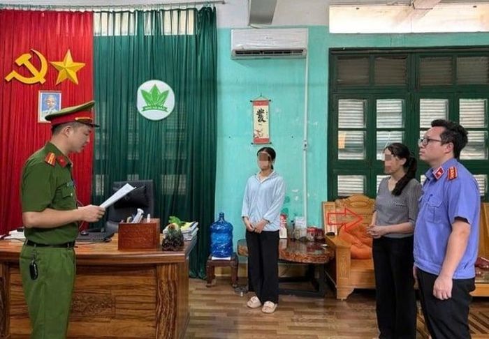 Công an tỉnh Bắc Ninh đọc quyết định khởi tố, bắt tạm giam Chủ tịch HĐQT Công ty Cổ phần sản xuất phân bón Hà Bắc. (Ảnh CACC).