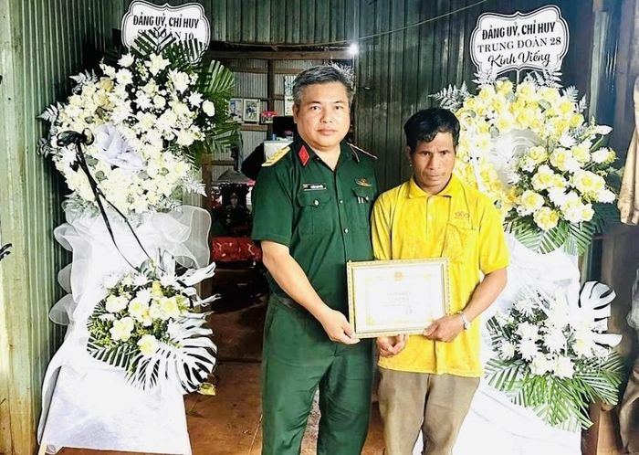 Đại diện gia đình nhận giấy khen của UBND xã Chư Sê- Gia Lai