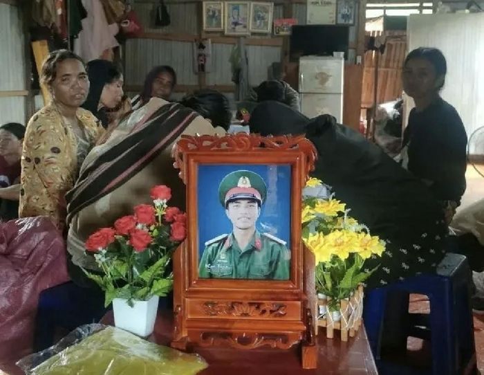 Bà con địa phương thương tiếc Hạ sĩ Kpă Thiệp