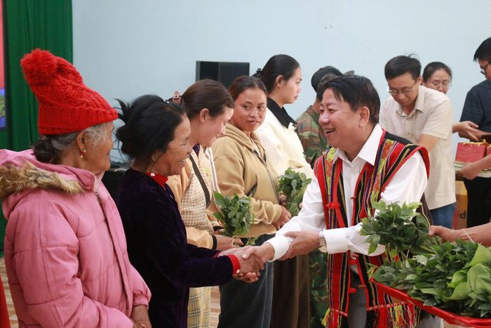 Ông Võ Sỹ Chung thăm hỏi, tri ân các thương binh, bệnh binh và người có công trong chương trình kỷ niệm Ngày Thương binh - Liệt sĩ.