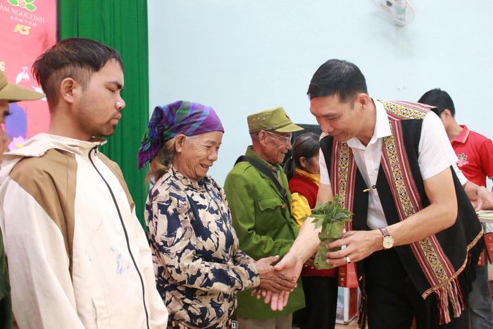 Chủ tịch UBND xã Măng Ri trao quà tri ân các gia đình người có công nhân dịp kỷ niệm Ngày Thương binh - Liệt sĩ.