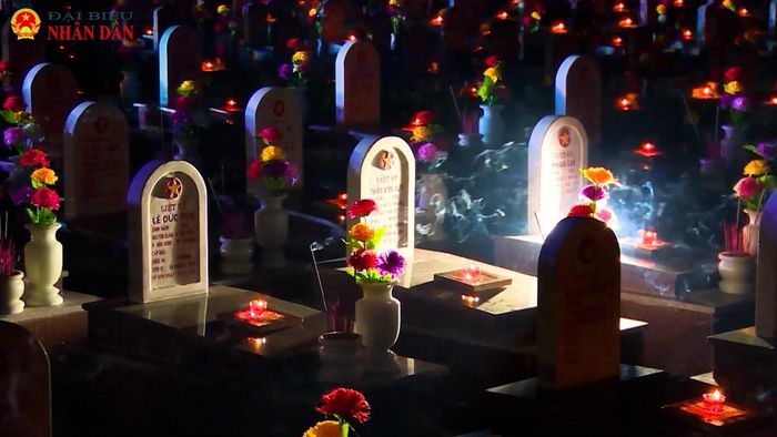 Trên những hàng bia mộ, tên nhiều Anh hùng liệt sĩ đã được thắp sáng, trả lại đúng tên. Ảnh: Võ Linh