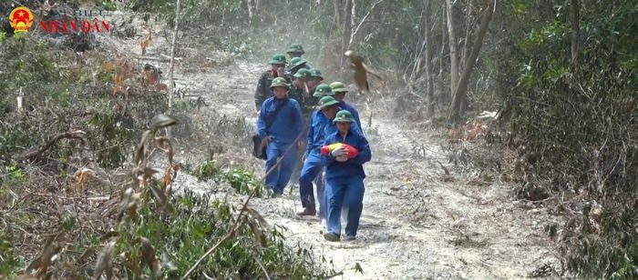 Đưa liệt sĩ băng rừng về đất mẹ. Ảnh: Võ Linh