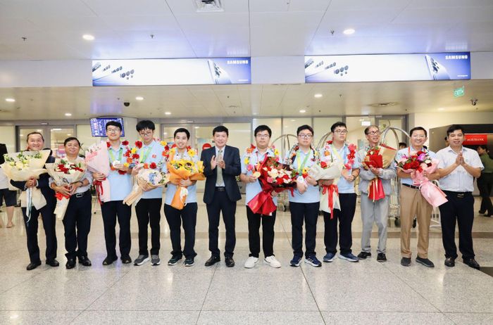 Lãnh đạo Cục Quản lý chất lượng, Bộ GD-ĐT chúc mừng đội tuyển. Ảnh: Bộ GD-ĐT