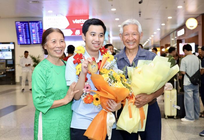 Em Nguyễn Lê Nhật Nam chụp ảnh cùng gia đình. Ảnh: Bộ GD-ĐT